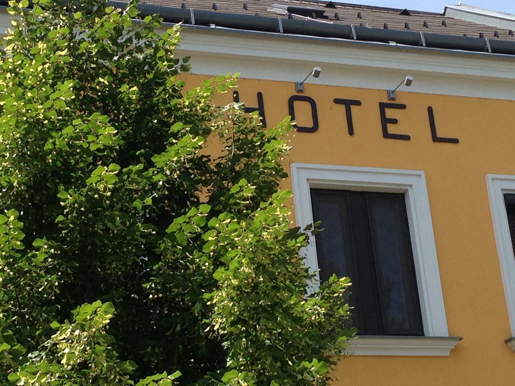 Gasthof-Pension Weisz-Artner Frauenkirchen Bagian luar foto